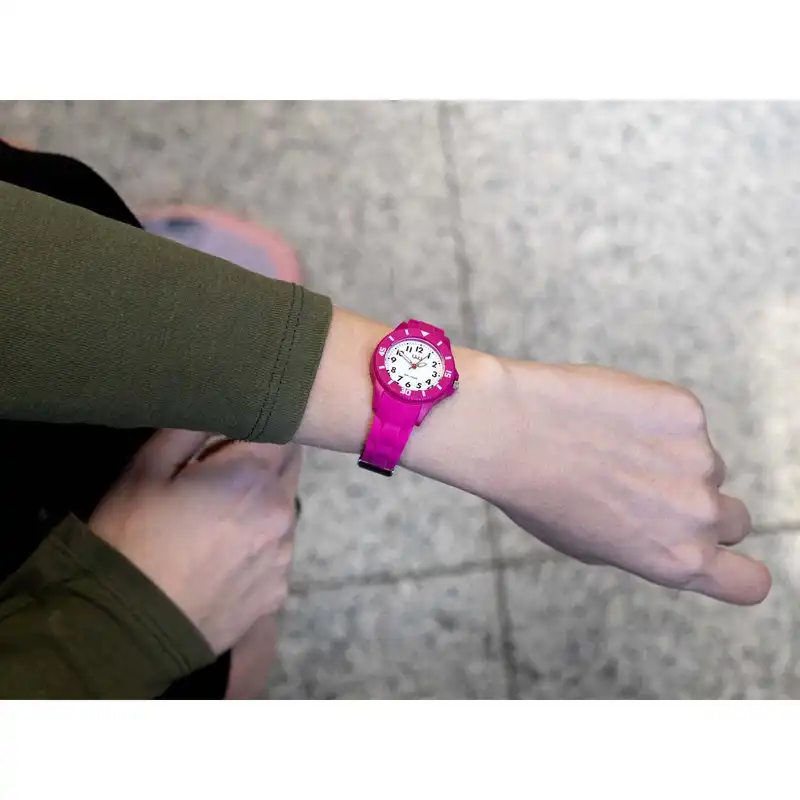 ساعت مچی عقربه ای بچگانه کیو اند کیو مدل V26A-005VY