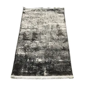 فرش ماشینی 500 شانه زمینه خاکستری حاشیه مشکی مدل وینتیج