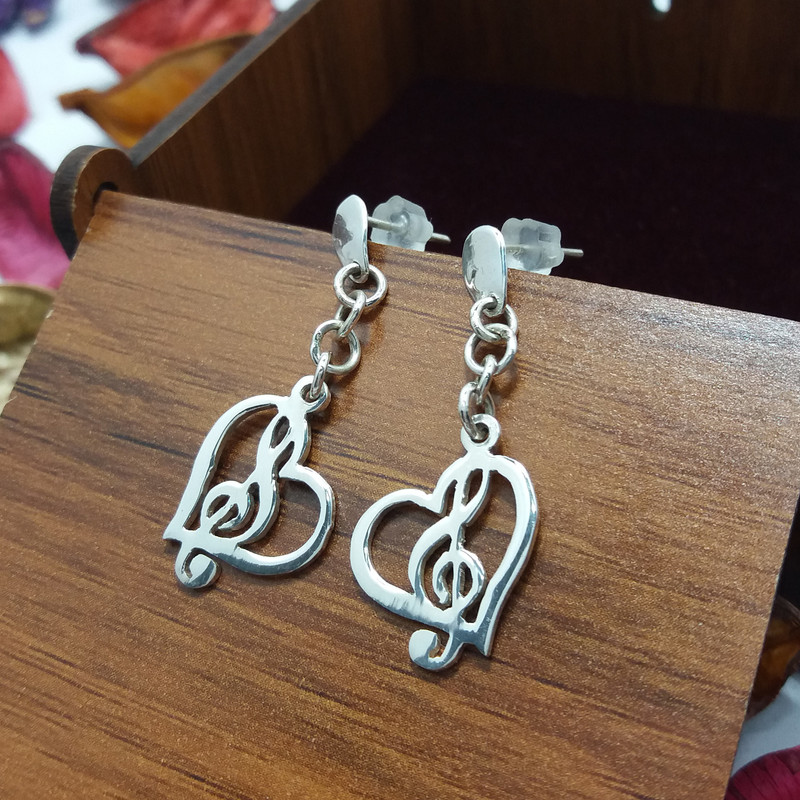 گوشواره نقره زنانه مدل قلب موسیقی گوشواره نقره زنانه مدل قلب موسیقی