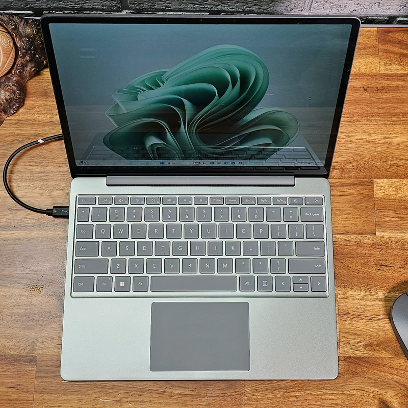 لپ‌تاپ مایکروسافت مدل Surface Laptop Go 3 با پردازنده Core i5-1235U، رم LPDDR5 16GB ، حافظه SSD با ظرفیت 256GB، نمایشگر لمسی 12.4 اینچ PixelSense، دارای حسگر اثر انگشت، سیستم‌عامل Windows 11