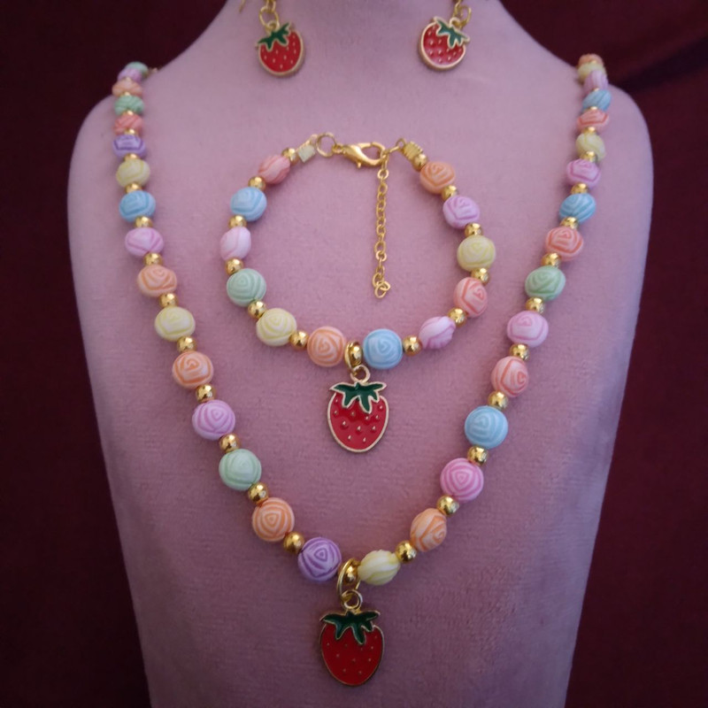 نیم ست دخترانه مدل توت فرنگی نیم ست دخترانه مدل توت فرنگی