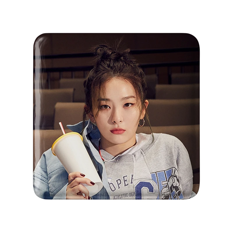 مگنت خندالو طرح سولگی گروه رد ولوت Red Velvet  مدل مربعی کد 19625