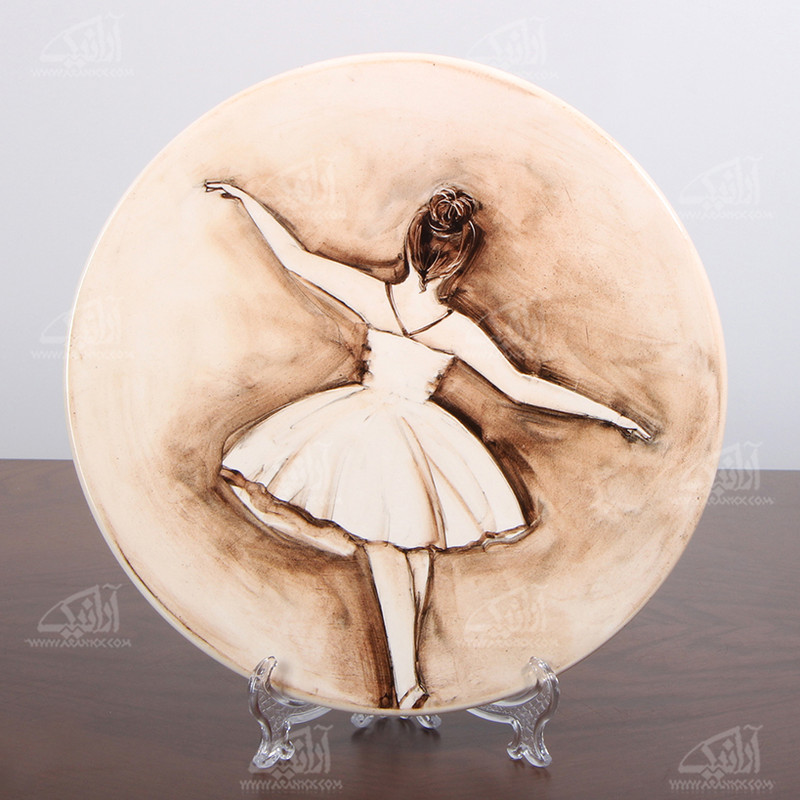 بشقاب سفالی آرانیک برداشت لعاب رنگ ‏کرمی‏ طرح ‏رقص باله‏ مدل 1000200058