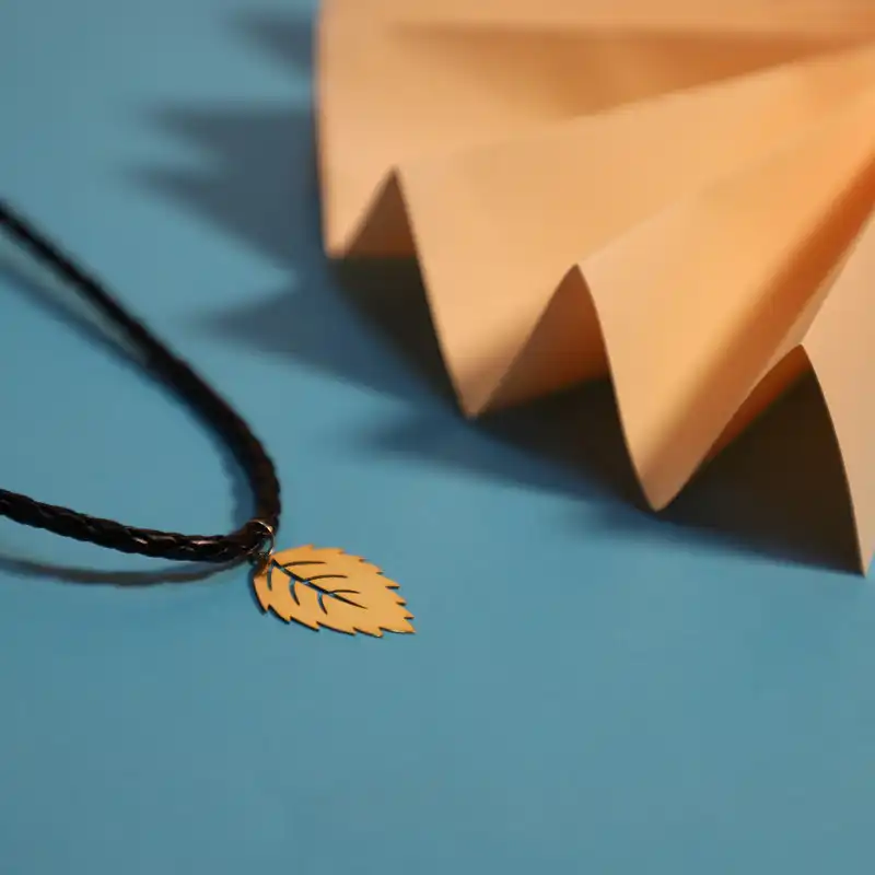 گردنبند طلا 18 عیار زنانه الن نار مدل برگ LN10201