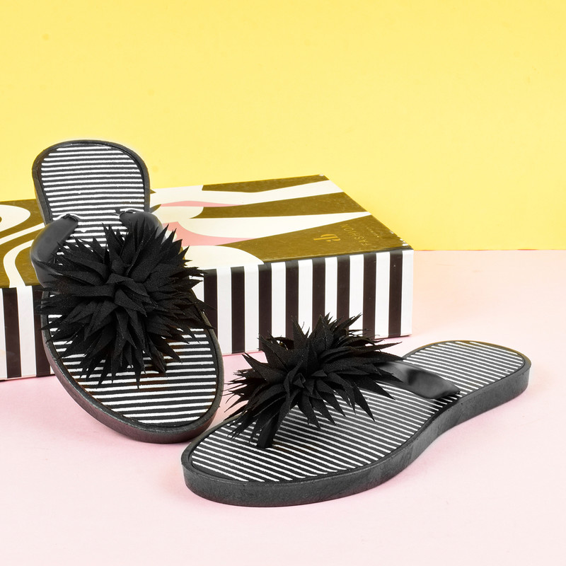 دمپایی لاانگشتی زنانه نیکتا مدل گل پارچه ای BK.4026