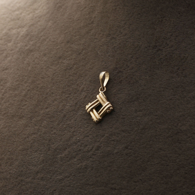 آویز گردنبند طلا 18 عیار زنانه الی گالری طرح مربع آویز گردنبند طلا 18 عیار زنانه الی گالری طرح مربع