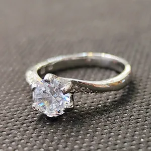 انگشتر نقره زنانه مدل سنگ برلیان اتمی کد760