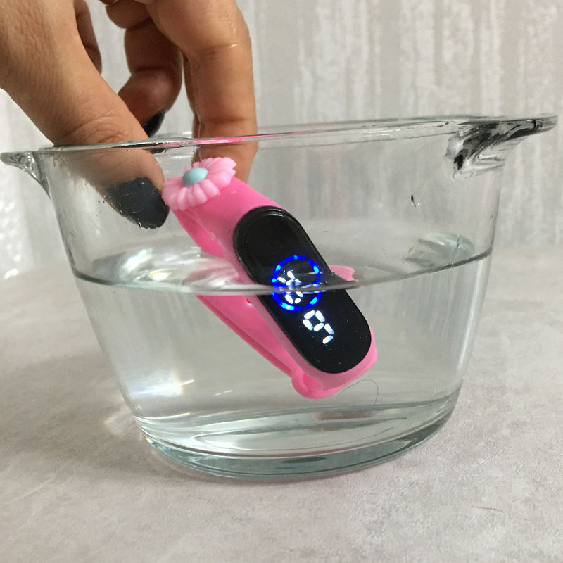 ساعت مچی دیجیتال دخترانه مدل ضد آب سیلیکونی گل بابونه کد W F B PIN ساعت مچی دیجیتال دخترانه مدل ضد آب سیلیکونی گل بابونه کد W F B PIN