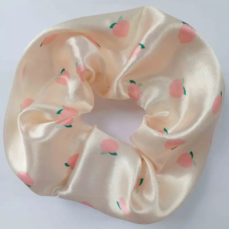 کش مو زنانه مدل اسکرانچی طرح هلوی کیوت