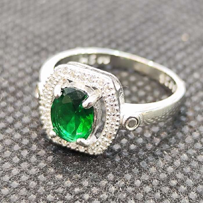 انگشتر نقره زنانه مدل سنگ زمرد کد 76 انگشتر نقره زنانه مدل سنگ زمرد کد 76