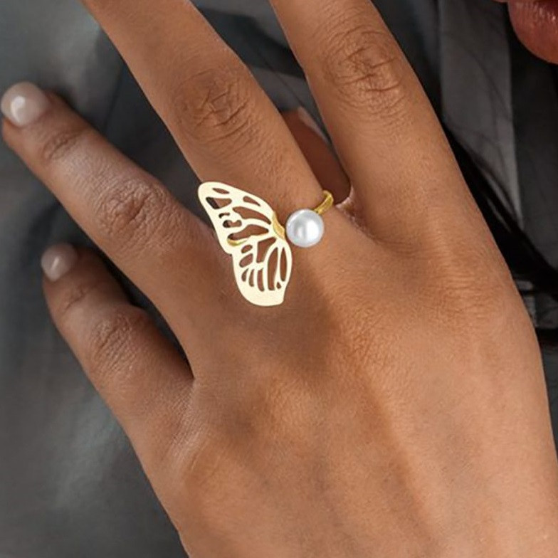 انگشتر طلا 18 عیار زنانه الی گالری مدل بال پروانه و مروارید انگشتر طلا 18 عیار زنانه الی گالری مدل بال پروانه و مروارید