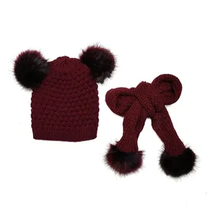 ست کلاه و شال گردن بافتنی بچگانه مدل پوم دار رنگ زرشکی