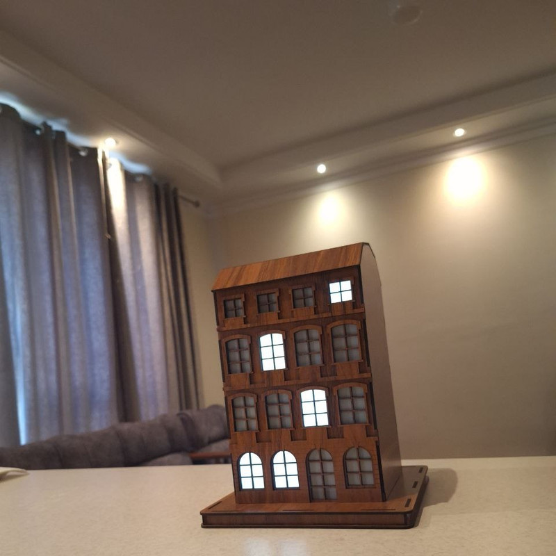 ساعت رومیزی مدل باینری طرح خانه