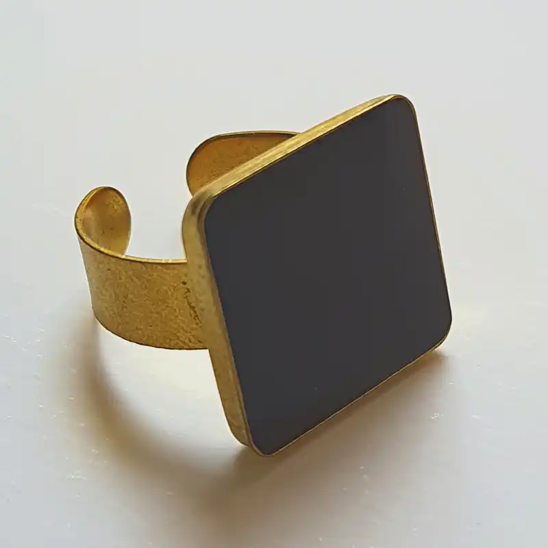 انگشتر مدل مربعی مینیمال رزینی رنگ مشکی
