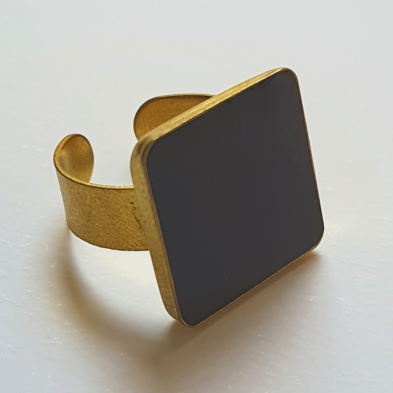 انگشتر مدل مربعی مینیمال رزینی رنگ مشکی
