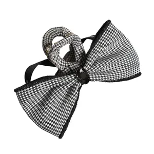 کلیپس مو زنانه مدل کائوچویی طرح پاپیون پارچه ای نگین دار کد 1050003