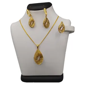 نیم ست طلا 18 عیار زنانه مدل ریناس