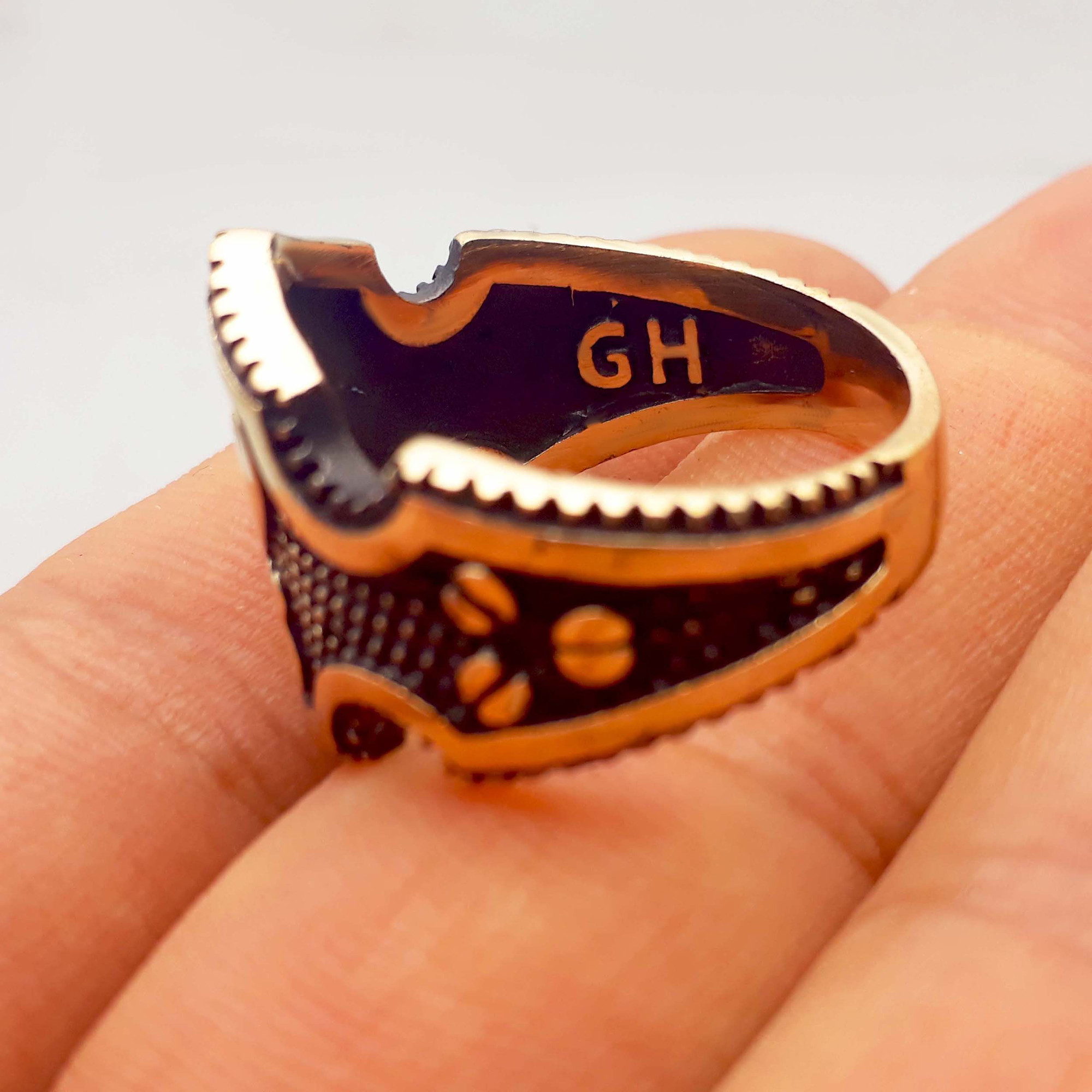 انگشتر مردانه طرح شمشیر اسسینز مدل طلاروس برجسته کد 873ANM انگشتر مردانه طرح شمشیر اسسینز مدل طلاروس برجسته کد 873ANM