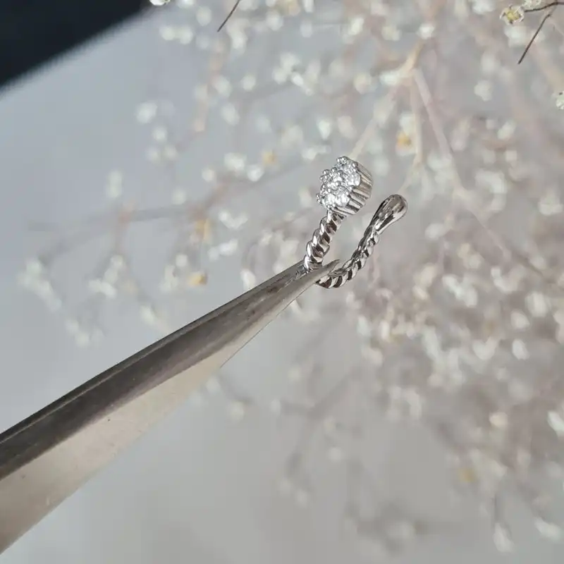 پیرسینگ بینی زنانه مدل گل نگین دار بدون سوراخ