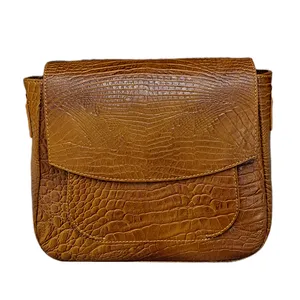 کیف دوشی زنانه مدل تمام چرم هلالی