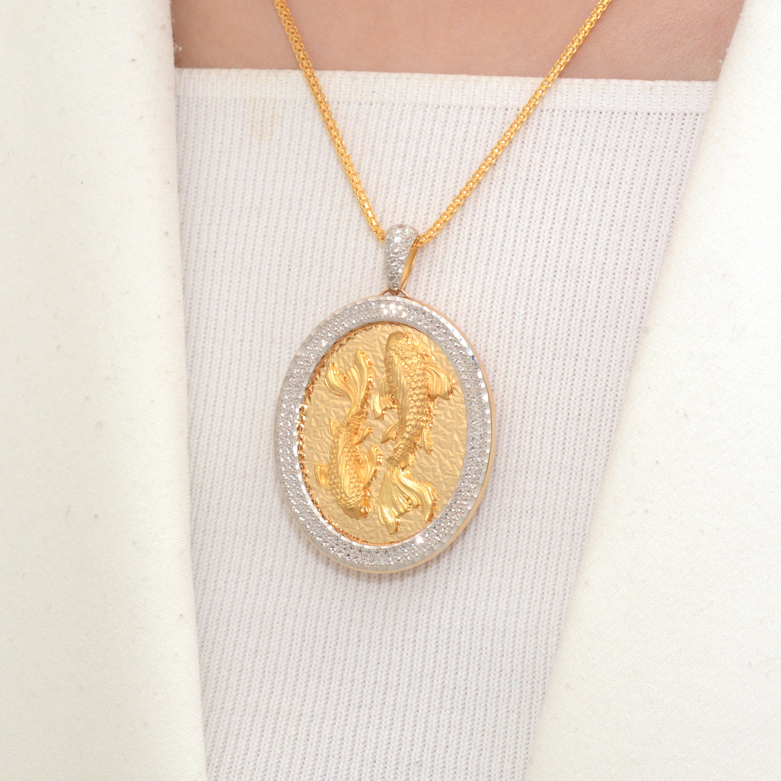 آویز گردنبند طلا 18 عیار زنانه طلای مستجابی مدل ماهی آوا کد 0218