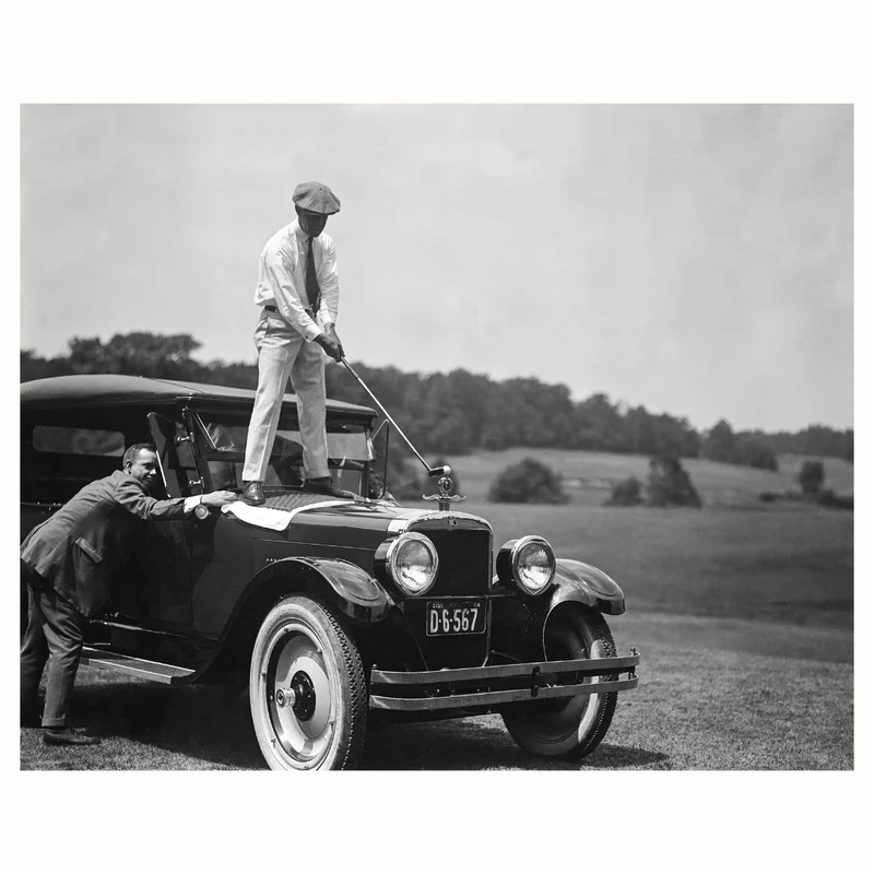 پوستر مدل گلفر بر روی اتومبیل باستانی  