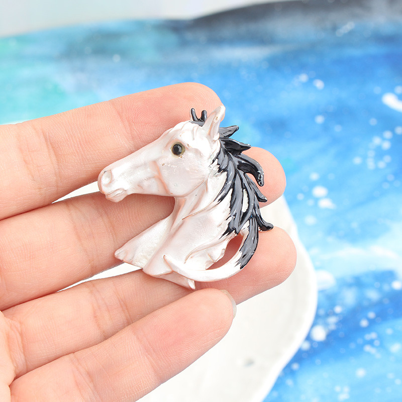 گل سینه زنانه مدل اسب کد G_Lnd_526 گل سینه زنانه مدل اسب کد G_Lnd_526