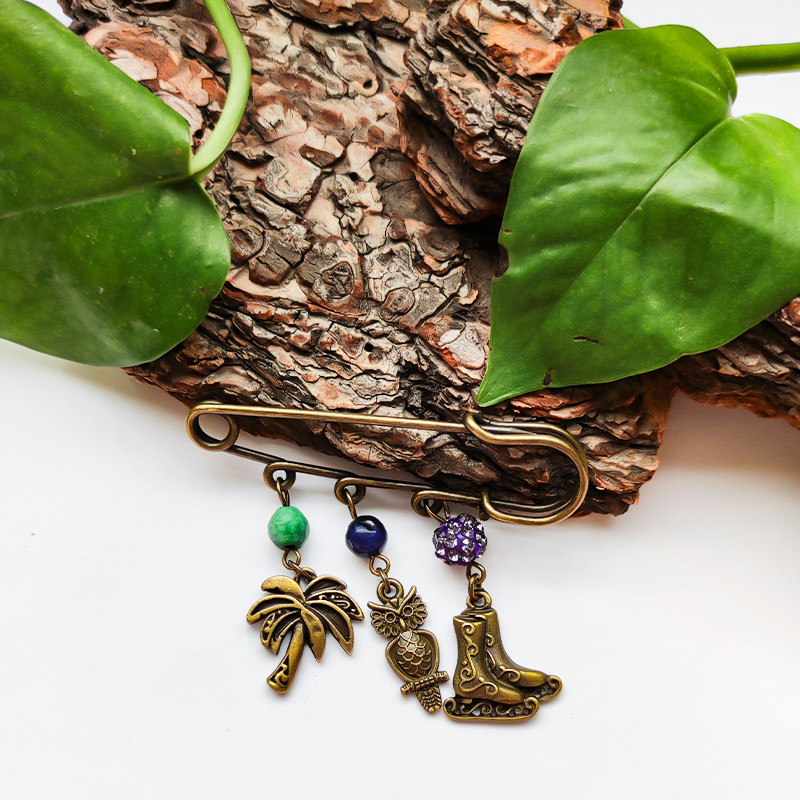 سنجاق سینه زنانه مدل اسکیت و نخل