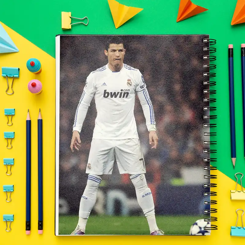 دفتر یادداشت گیم مون طرح فوتبالی رونالدو کد 10111563 به همراه فتوکارت مجموعه 24 عددی