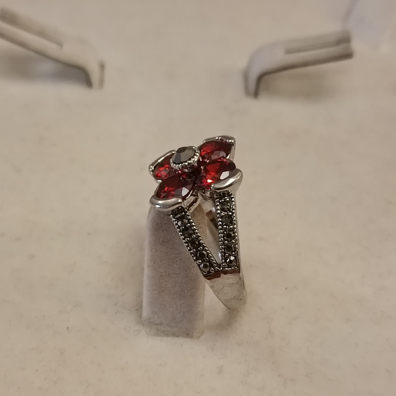 انگشتر زنانه مدل گل نگین دار