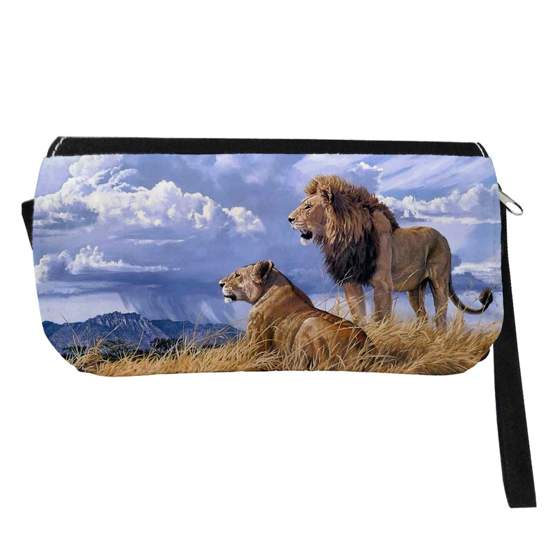   جامدادی مدل دوزیپ طرح شیر در علفزار کد NI749