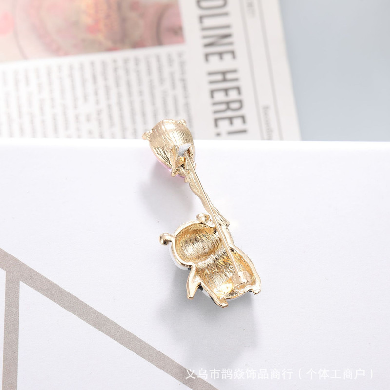 گل سینه زنانه مدل پاندا 87 گل سینه زنانه مدل پاندا 87