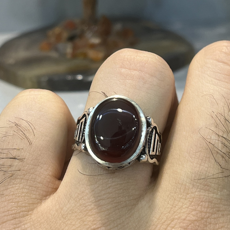 انگشتر نقره مردانه مدل سیاه قلم مزین به عقیق یمانی سرخ 9302-12 انگشتر نقره مردانه مدل سیاه قلم مزین به عقیق یمانی سرخ 9302-12