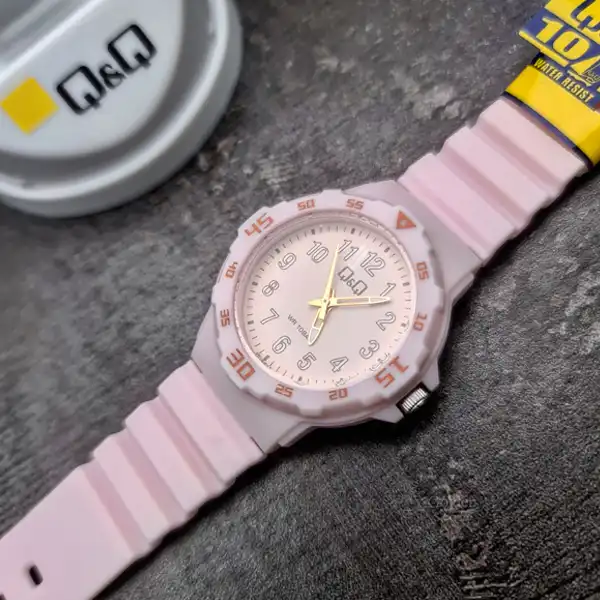 ساعت مچی عقربه ای دخترانه کیو اند کیو مدل vr19j017y