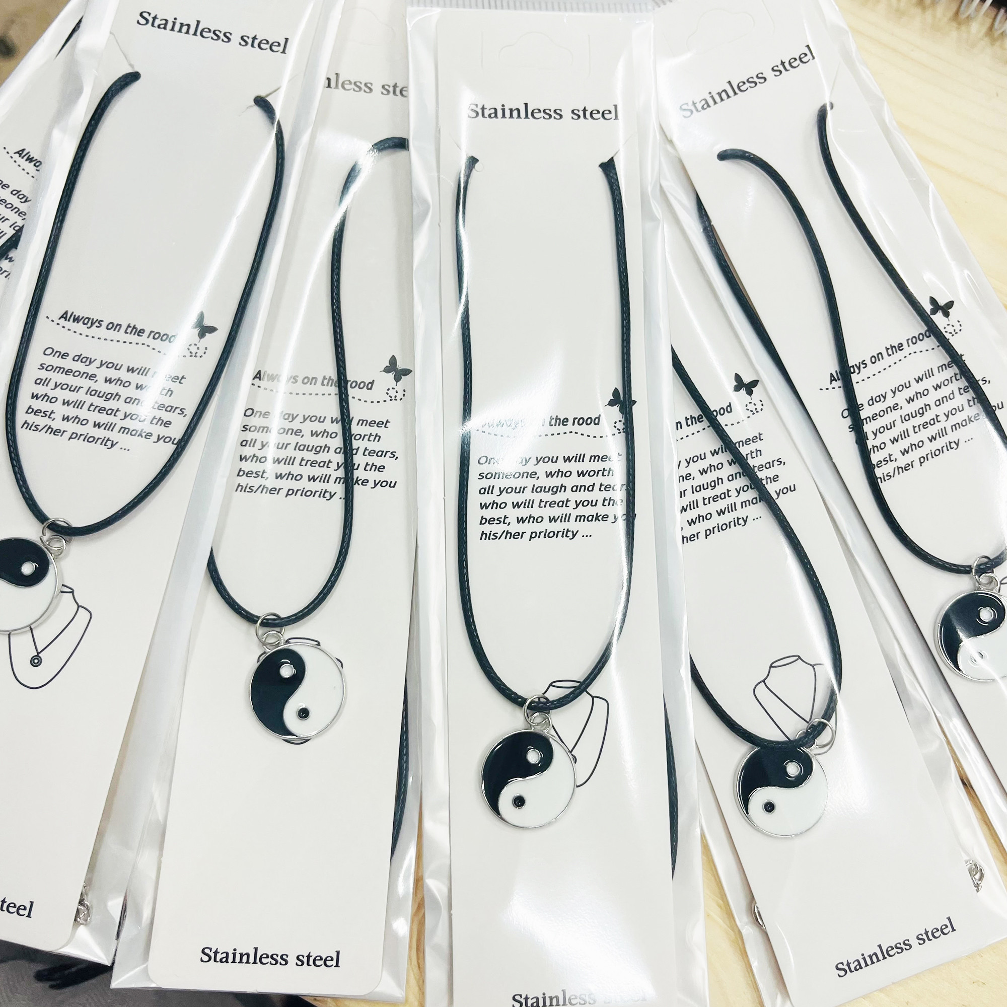 گردنبند مدل شب و روز یین و یانگ مجموعه 2 عددی گردنبند مدل شب و روز یین و یانگ مجموعه 2 عددی