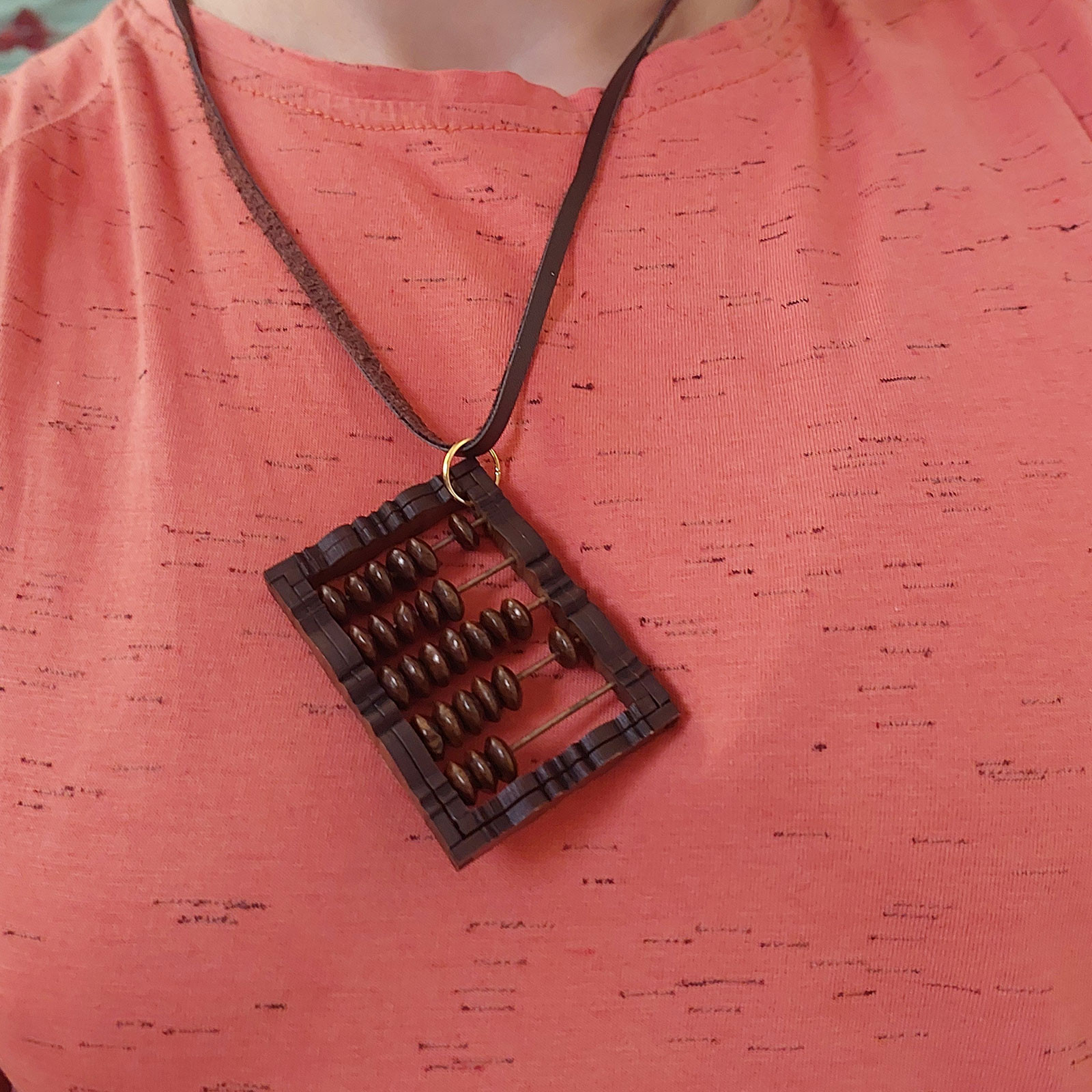 گردنبند زنانه مدل چوبی طرح چرتکه کد NC007