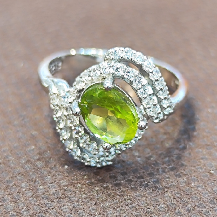 انگشتر نقره زنانه مدل سنگ زبرجد آفریقایی کد 4003 انگشتر نقره زنانه مدل سنگ زبرجد آفریقایی کد 4003