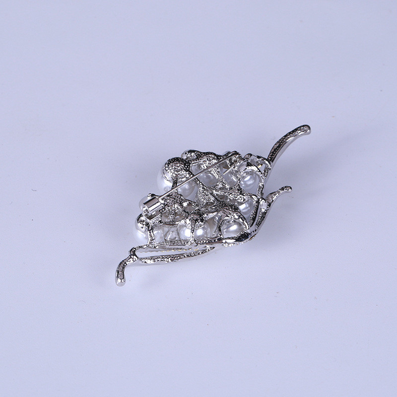 گل سینه زنانه مدل سبد مروارید کد 338