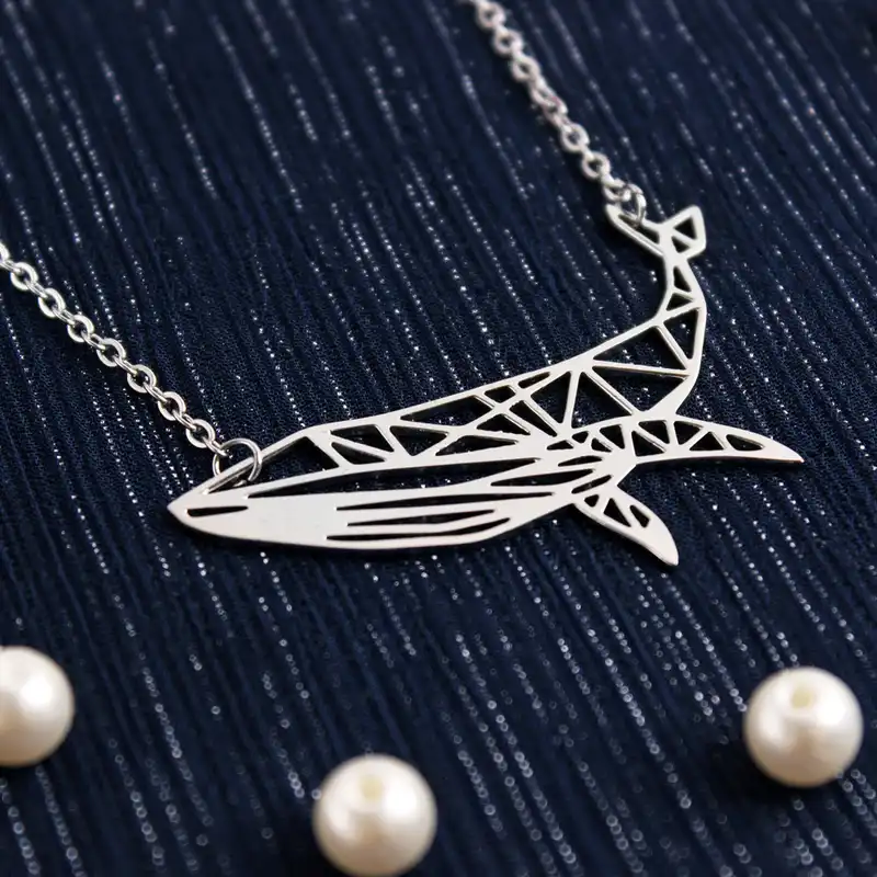 گردنبند گلسو مدل نهنگ طرح خطی استیل