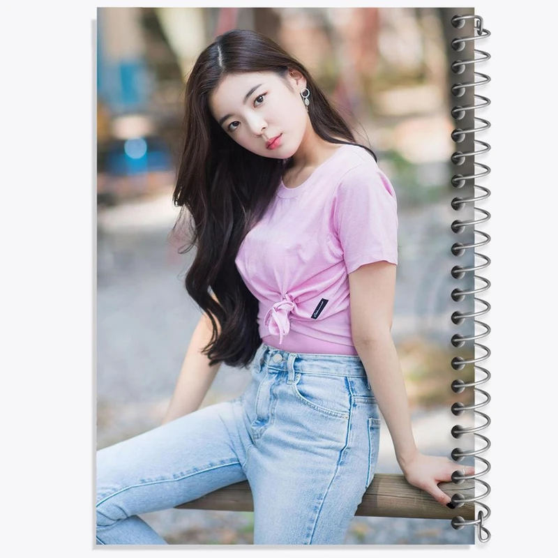 دفتر مشق 50 برگ خندالو مدل گروه ایتزی ITZY  کد 12452