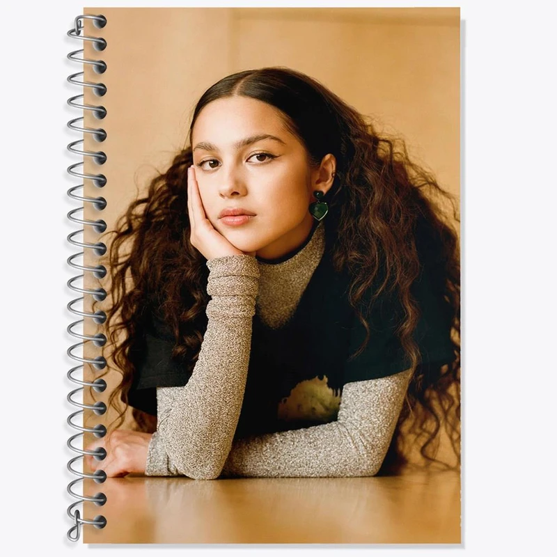 دفتر لغت 50 برگ خندالو مدل اولیویا رودریگو Olivia Rodrigo کد 19270