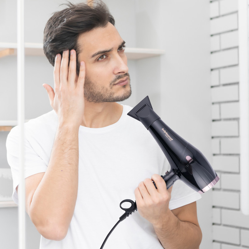 سشوار حرفه‌ای بیبی باس نانو مدل 9000 BA، موتور AC با توان مصرفی 9000 وات، دارای قابلیت تعویض سری، باد سرد و فناوری تولید یون، با حالت صاف‌کننده و حجم‌دهنده، تنظیم حرارت 3 حالته و کنترل سرعت 2 حالته، به همراه 2 سری متمرکزکننده