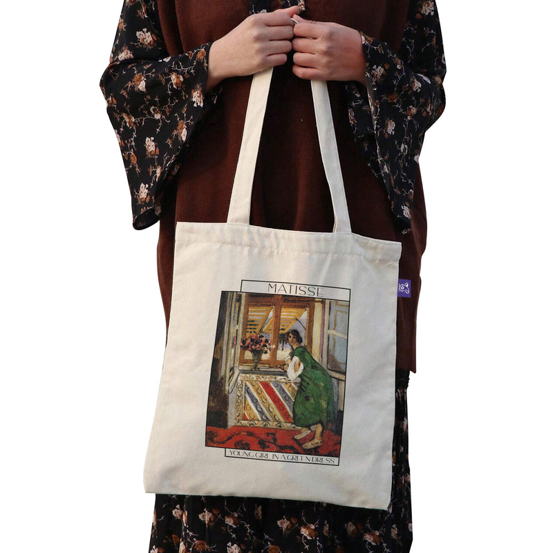 ساک خرید ترمه طراحان ایده مدل دختر جوان با لباس سبز از ماتیس کد art0701 - L