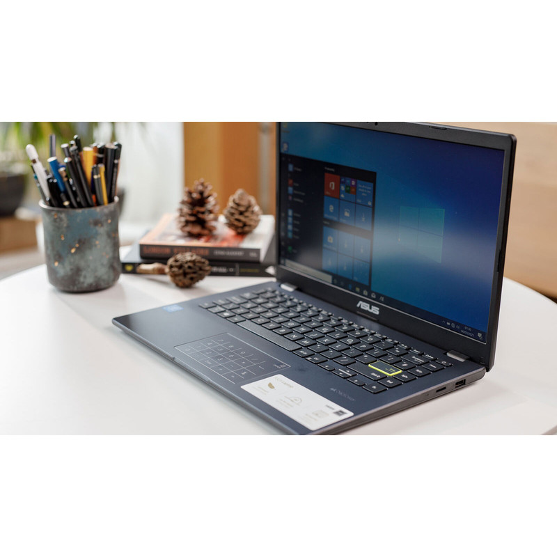 عکس لپ‌تاپ ایسوس مدل Vivobook Go 14 E410KA-PM464 با پردازنده Pentium Silver N6000، رم DDR4 4GB با فرکانس 3200MHz، حافظه داخلی eMMC با ظرفیت 64GB، نمایشگر 14 اینچ TN با وضوح HD، دارای نامبرپد دیجیتال و سیستم‌عامل Windows 11 — زاویه و جزئیات 13