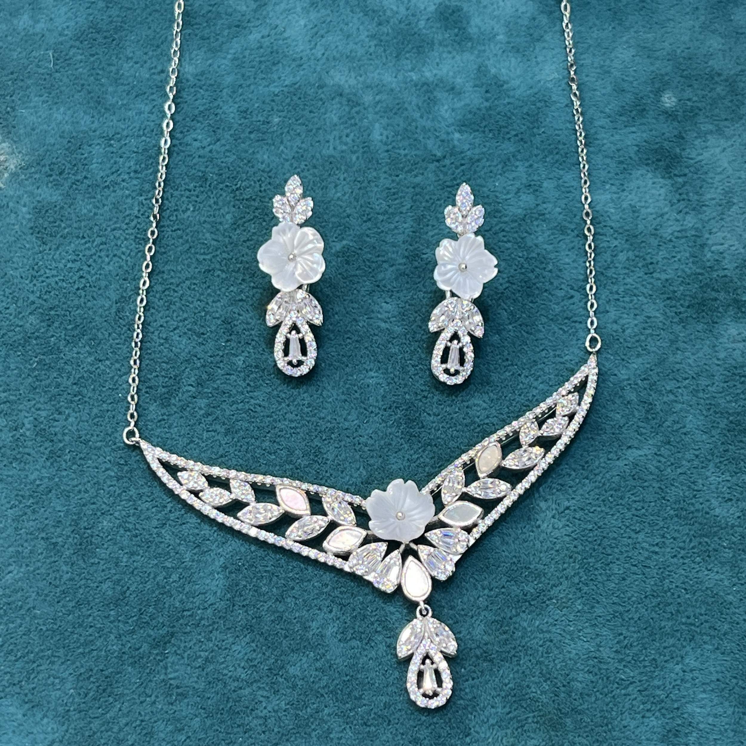 نیم ست نقره زنانه مدل جواهری نگین های اتریشی کد 0012 نیم ست نقره زنانه مدل جواهری نگین های اتریشی کد 0012