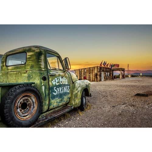 تابلو شاسی طرح ماشین کلاسیک و ایستگاه در صحرای موهاوی مدل T1010