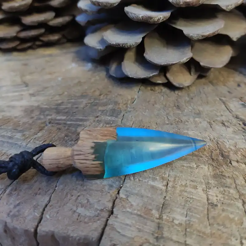 گردنبند مدل چوب و رزین چاقو 02