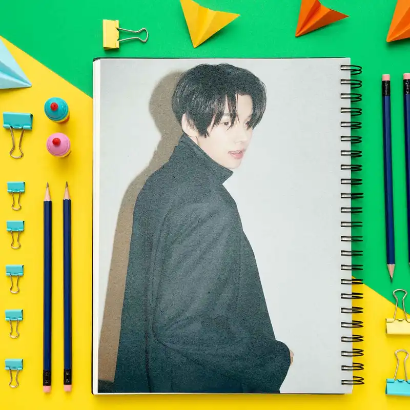 دفتر مشق باژیکان طرح گروه TxT کد 20211431 به همراه فتوکارت مجموعه 24 عددی