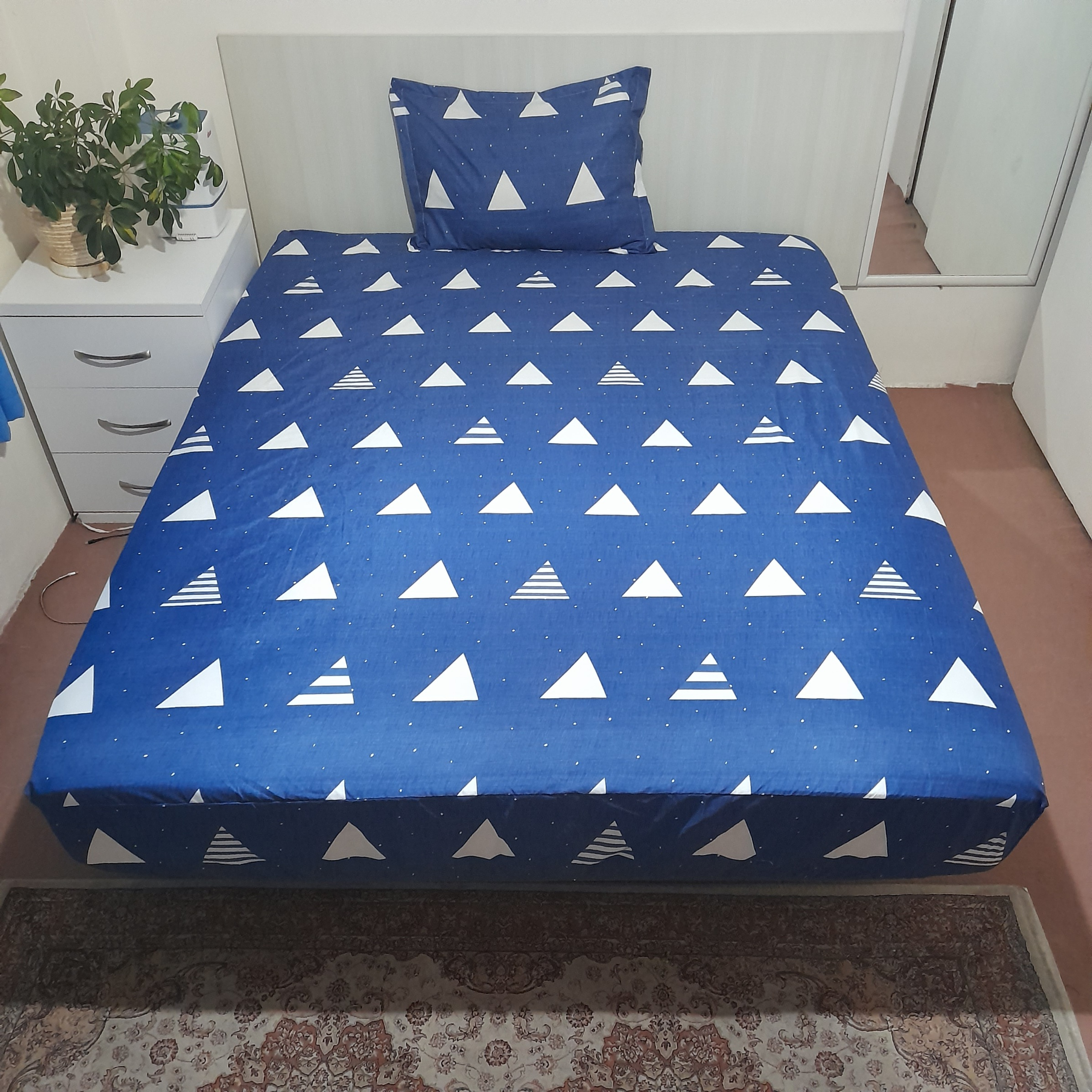 سرویس ملحفه مدل کشدار ni08084 طرح مثلث کد 100 یک نفره دو تکه