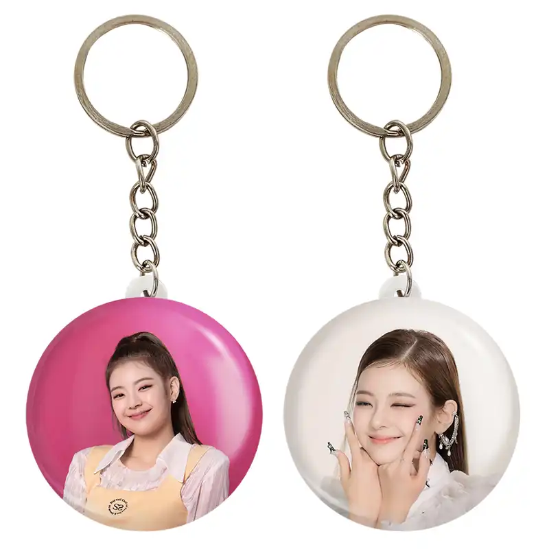 جاکلیدی خندالو مدل لیا گروه ایتزی ITZY کد 2018920195 مجموعه 2 عددی